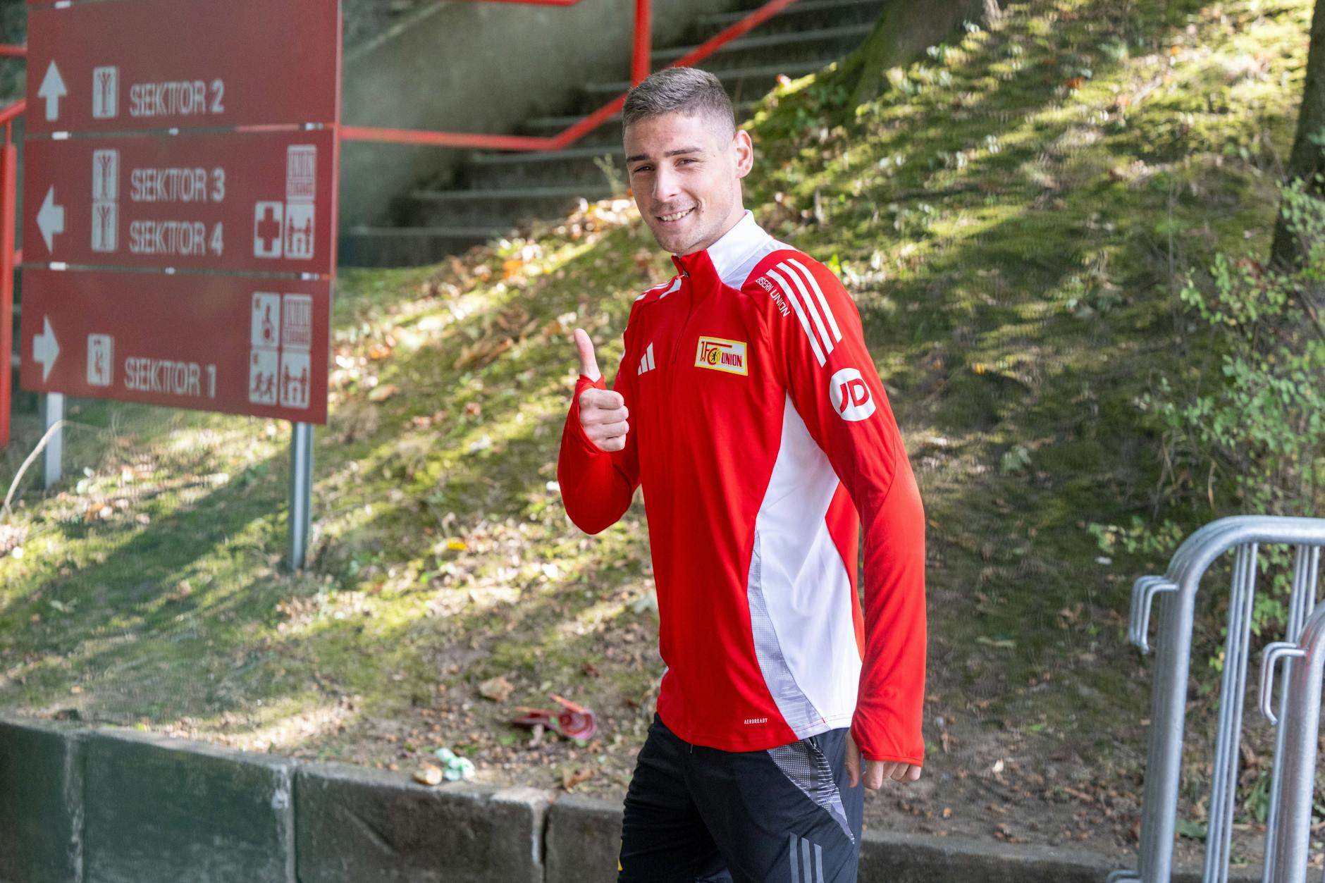 Daumen hoch: Andrej Ilic (24) will beim 1. FC Union das lahme Angriffsspiel beleben. Der Serbe kommt auf Leihbasis aus Lille. 