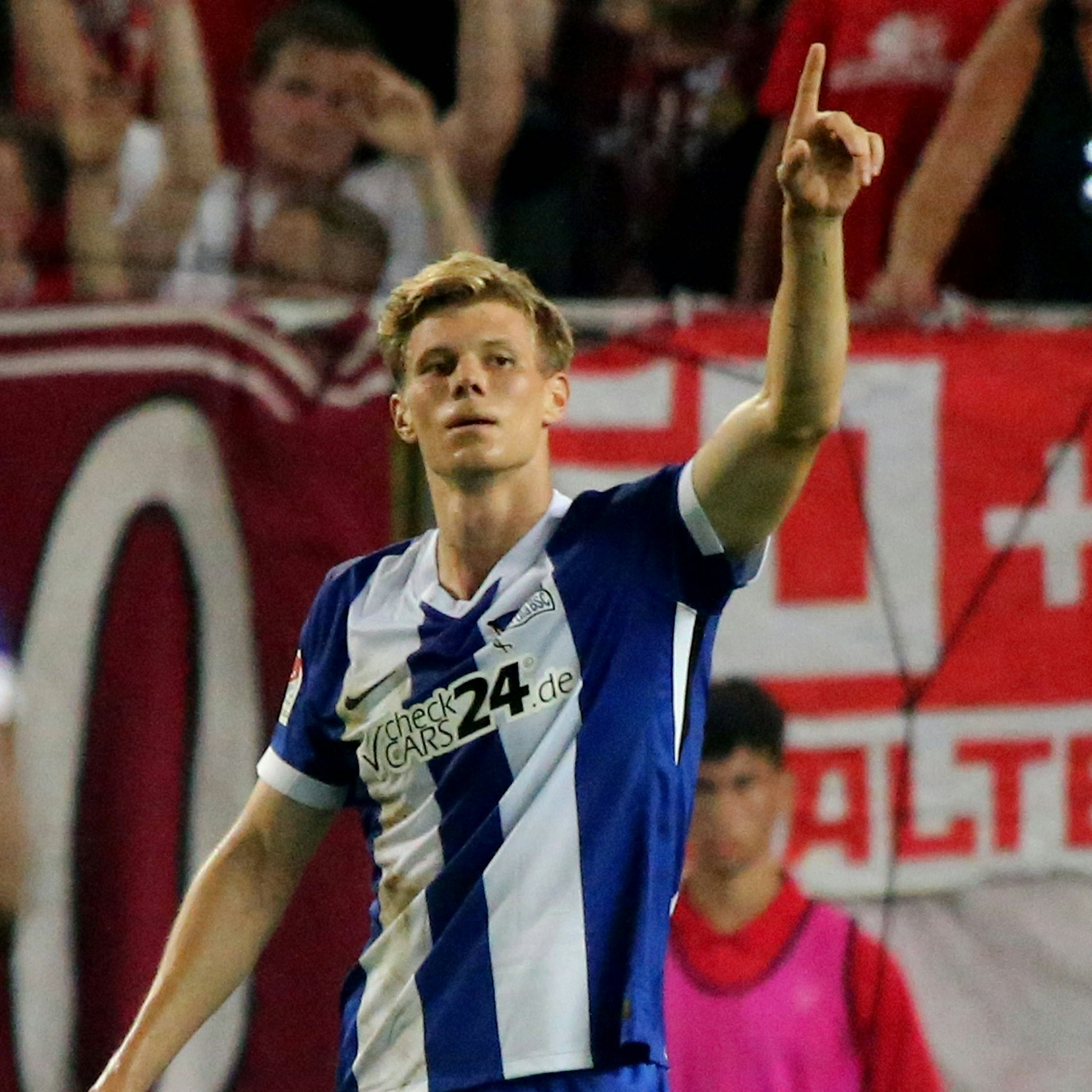 Herthas neuer Stürmer Luca Schuler zeigt es an: Es geht aufwärts!