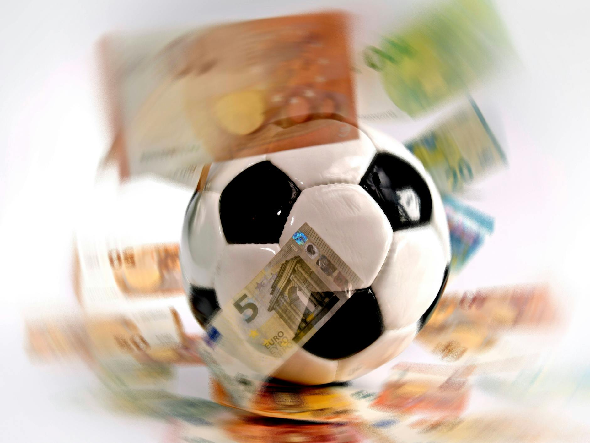 Unter Verdacht stehen Spiele aus der 3. Liga, den Regionalligen sowie verschiedenen Oberligen.