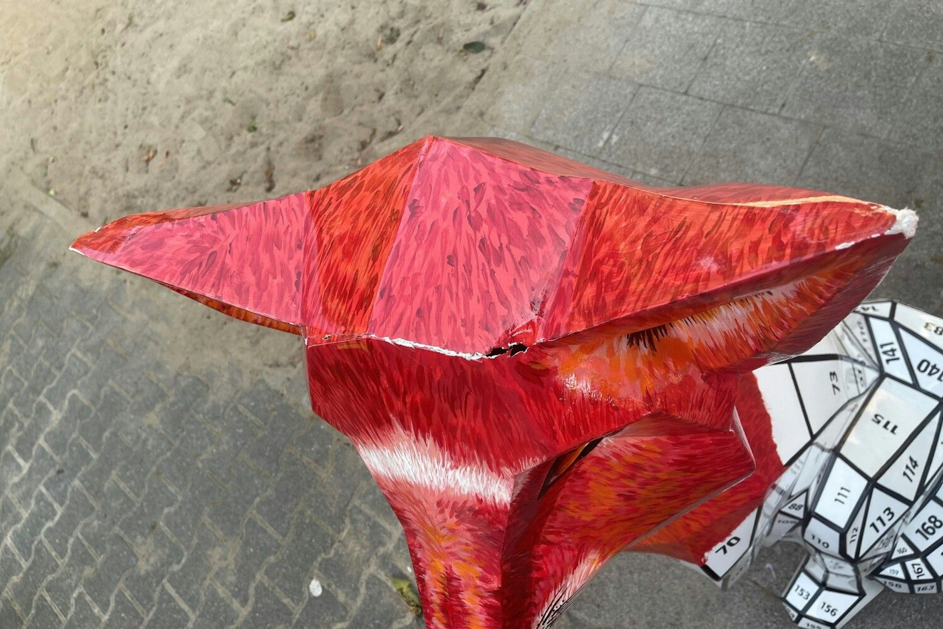 Eine Fuchsskulptur am S-Bahnhof Waidmannslust in Reinickendorf wurde zerstört, gestohlen und kurz darauf wiedergefunden.