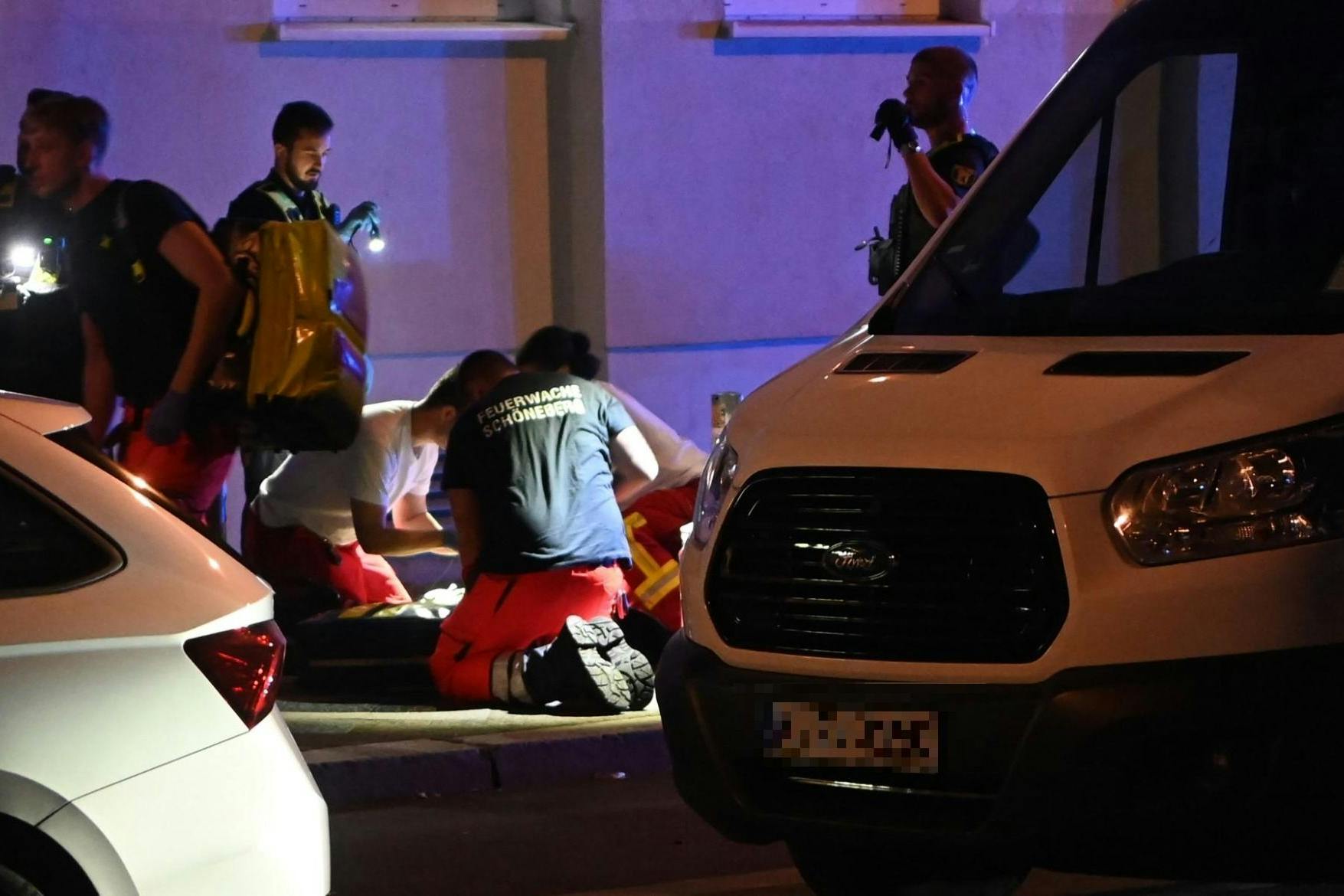 Rettungskräfte sind nach der schweren Schießerei in Berlin-Schöneberg im Einsatz.