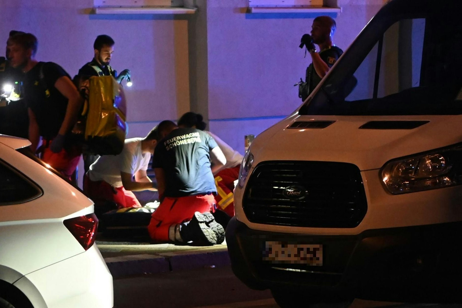 Rettungskräfte sind nach der schweren Schießerei in Berlin-Schöneberg im Einsatz.