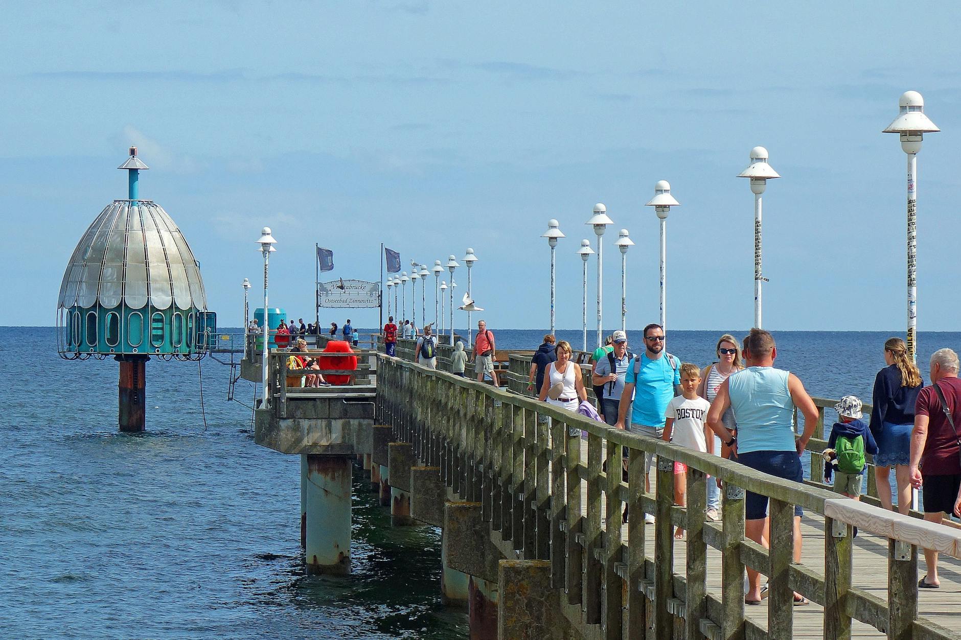 Die Zinnowitzer Seebrücke mit seiner Tauchgondel ist weltberühmt, zieht seit Jahrzehnten Touristen aus ganz Deutschland und Europa an.