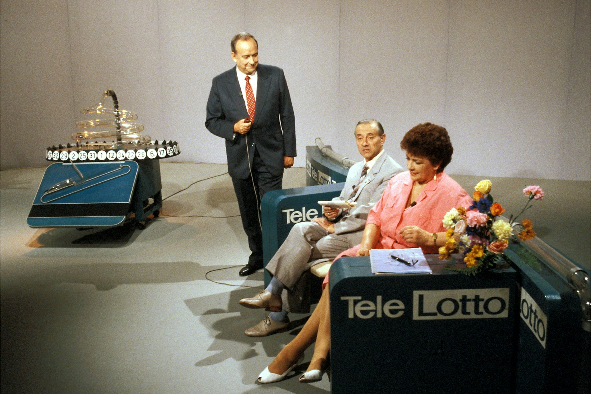 Wolfgang Reichardt, Moderator der 1. und der 1000. Sendung Tele-Lotto mit Ziehungsleiter Wolfgang Morgner und Justitiarin Sabine Herrmann – hier mit der neuen Lotto-Maschine.