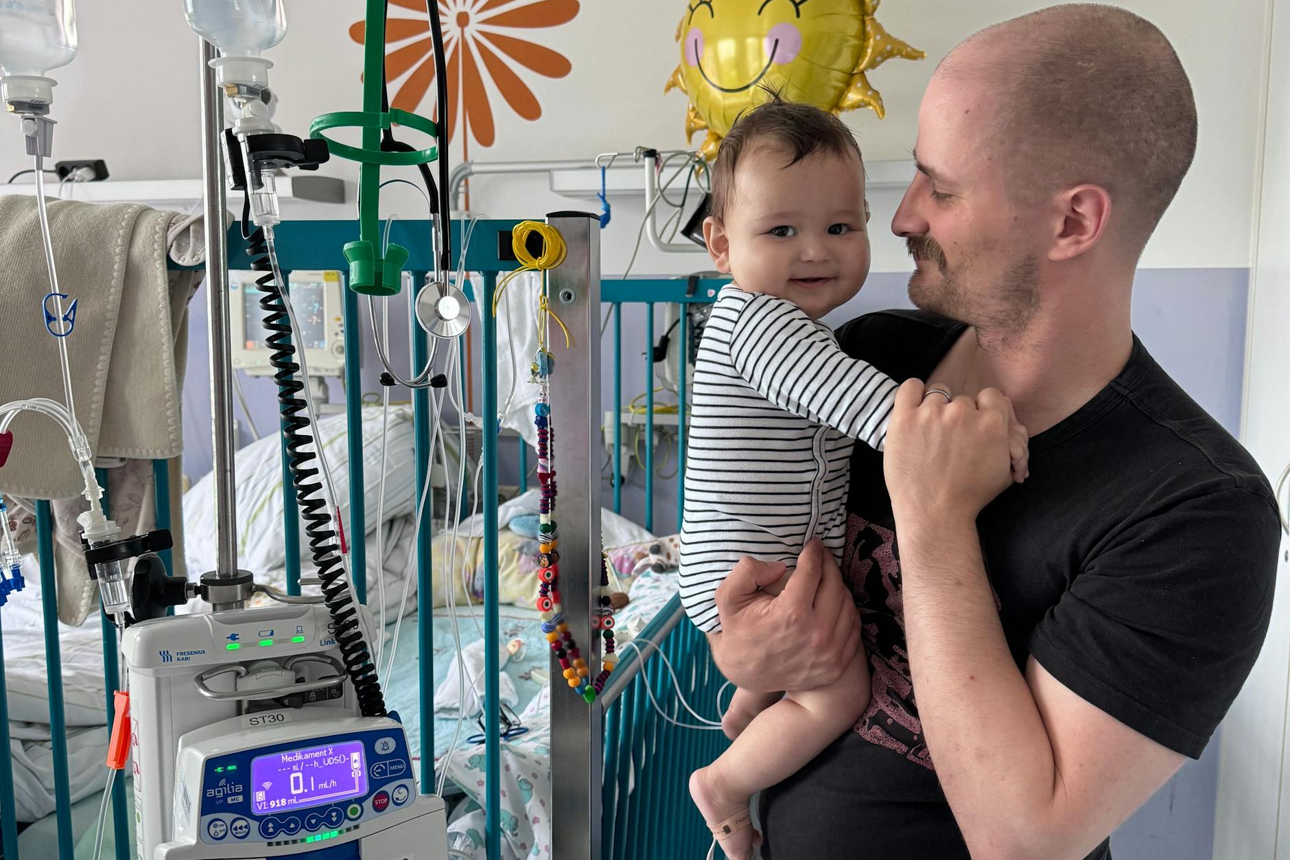Der kleine Nilas mit seinem Vater Johannes im Virchow Klinikum.