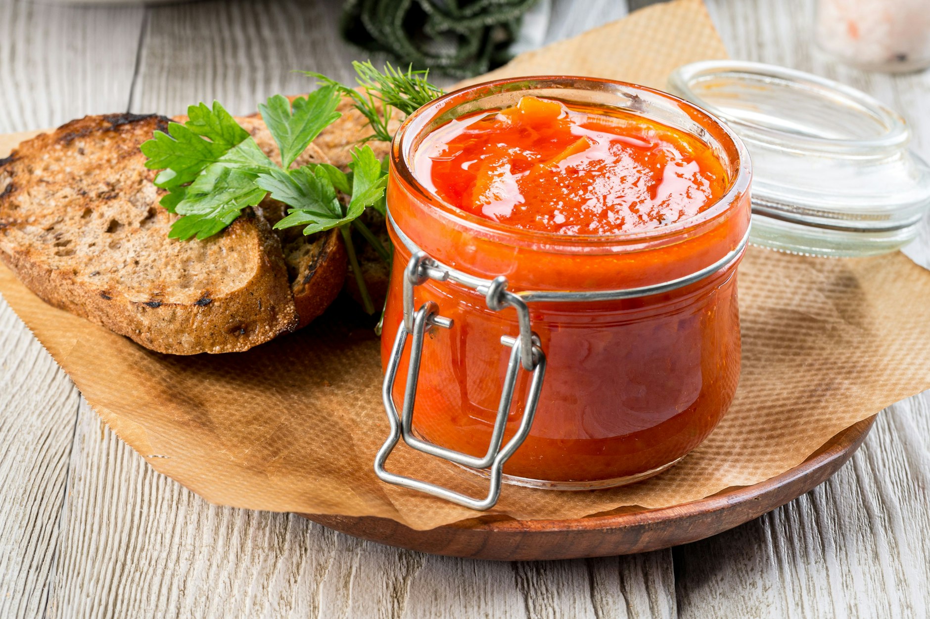 Dieses Rezept für eingemachtes Letscho im Glas ist nicht nur ein kulinarischer Genuss, sondern auch ein echtes Stück DDR-Geschichte.