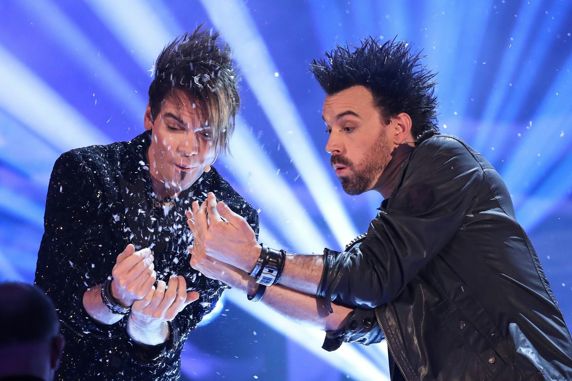 Auf der Bühne geben die Ehrlich Brothers alles, um die Zuschauer zu verblüffen.