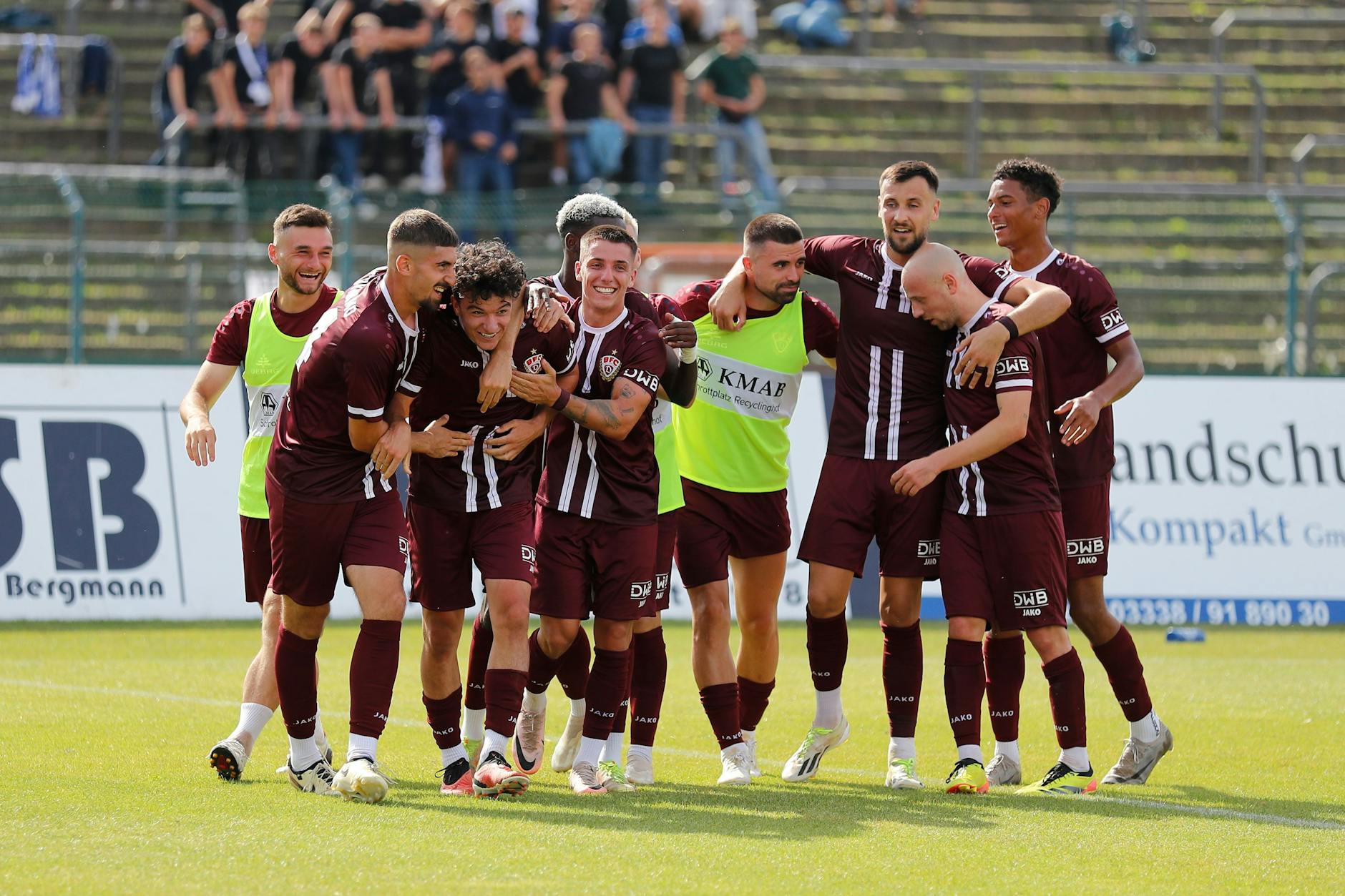 Das 2:0 von Henry Jon Crosthwaite (2.v.l.) feiern die Dynamos noch ausgelassen in Spielertraube.