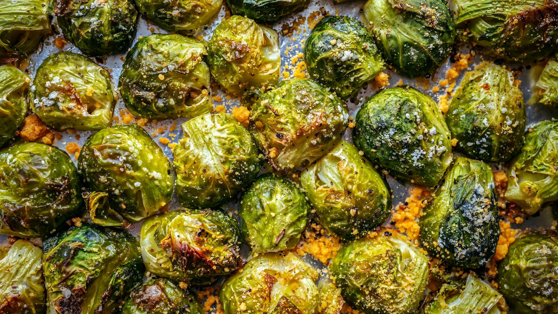 Der Rosenkohl soll im Ofen rund 15 Minuten backen.