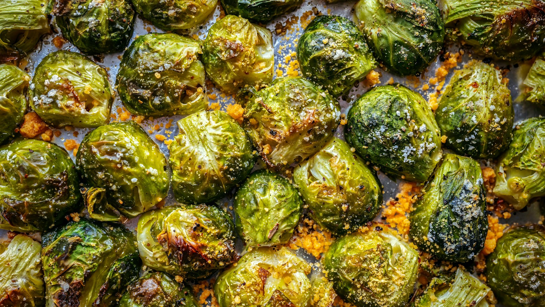 Der Rosenkohl soll im Ofen rund 15 Minuten backen.