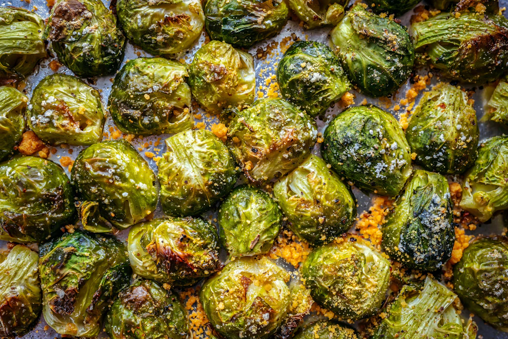 Rezept für Smashed Rosenkohl: Knusprig, würzig und so unwiderstehlich