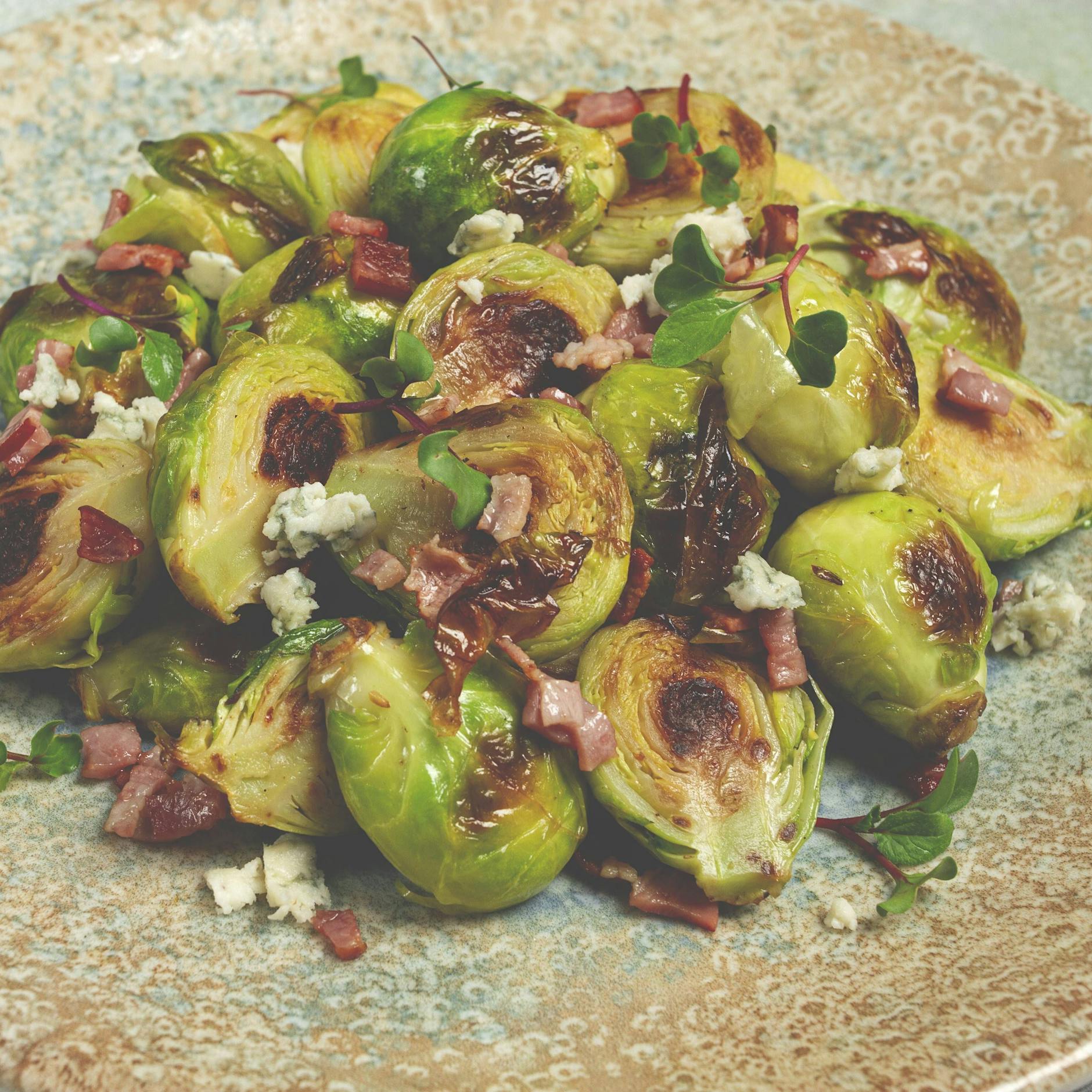 Pikanter Rosenkohl aus dem Ofen – mit Honig, Käse und Speck