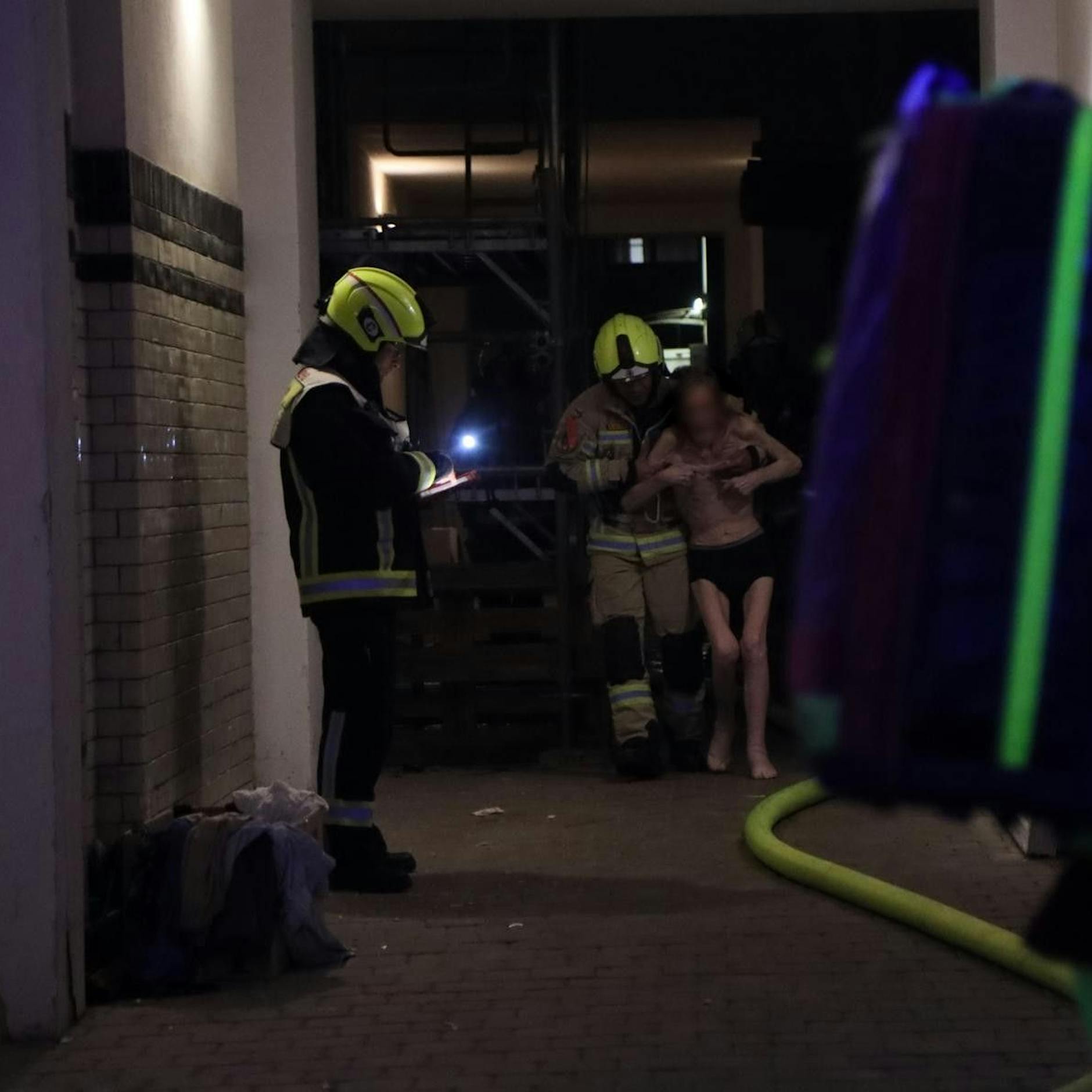 Dramatische Brandnacht in Berlin: Katze tot, Mann gerettet, 3 Verletzte