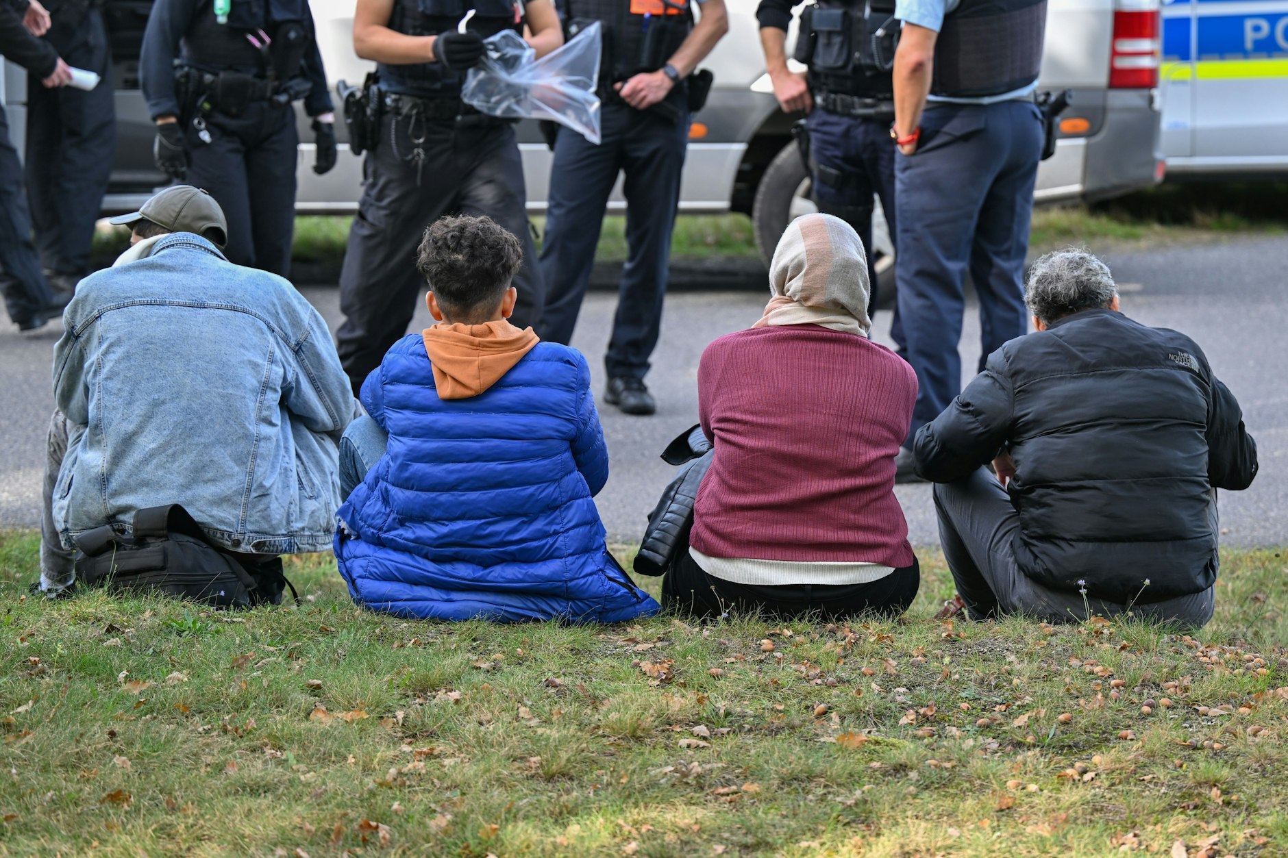 Migranten werden von der Bundespolizei kontrolliert.