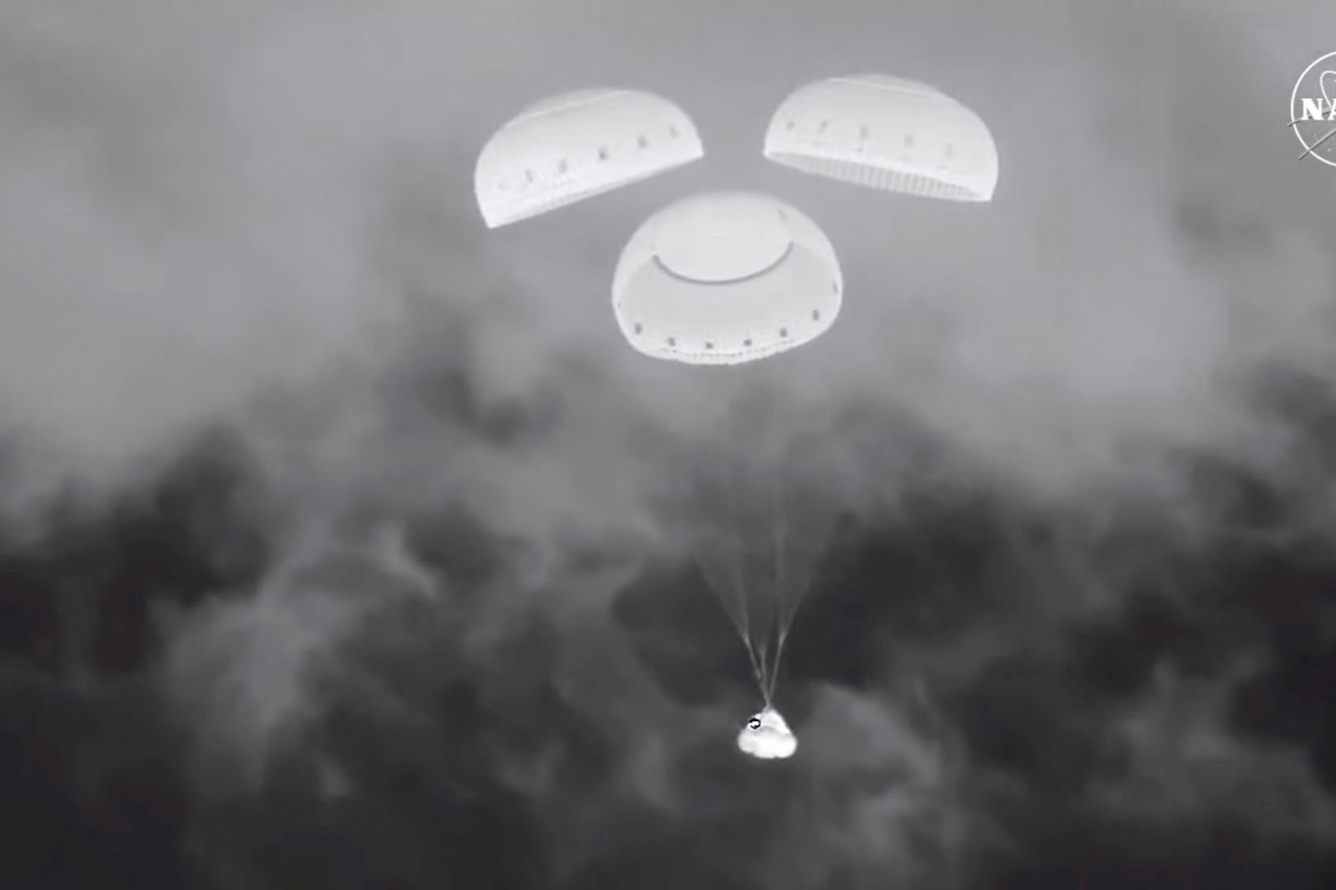 In diesem Bild aus einem von der NASA zur Verfügung gestellten Video schwebt die leere Boeing Starliner-Kapsel nach dem Abdocken von der Internationalen Raumstation in Richtung White Sands Missile Range in New Mexico.&nbsp;