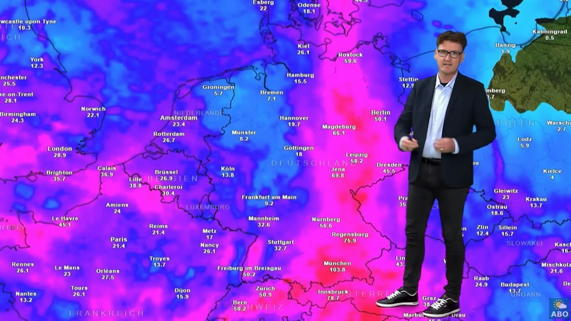 Dominik Jung zeigt die unwettergefährdeten Regionen. 