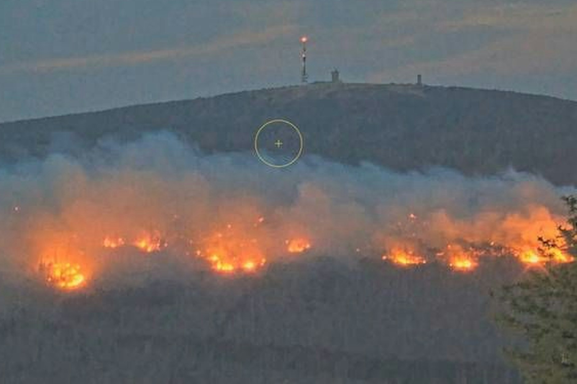 Der Brocken im Harz steht in Flammen.