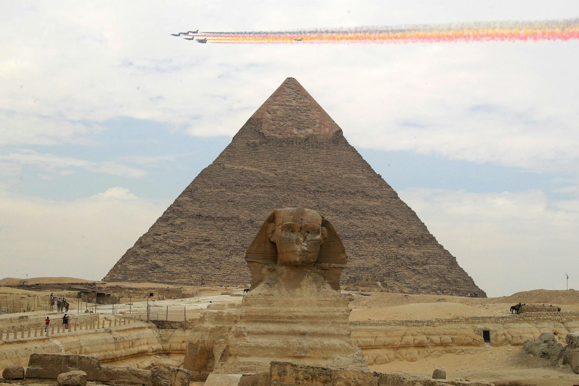 J-10-Kampfjets des chinesischen Bayi Aerobatic Teams fliegen über die Pyramiden von Gizeh in Ägypten.