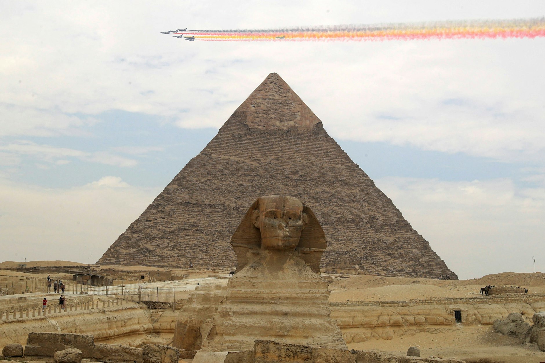 J-10-Kampfjets des chinesischen Bayi Aerobatic Teams fliegen über die Pyramiden von Gizeh in Ägypten.