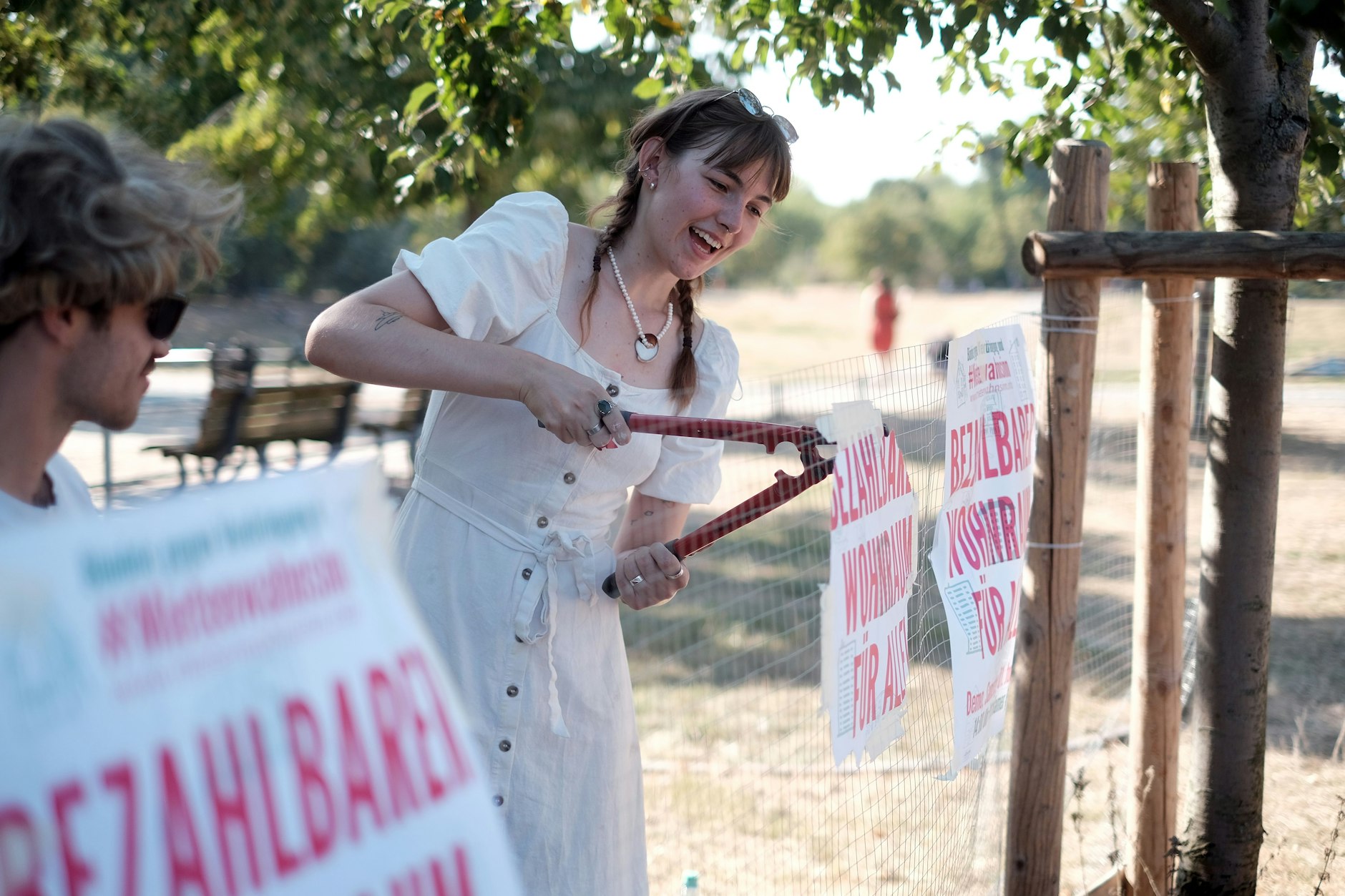 Berlin: Am letzten Tag der Aktionswoche gegen den geplanten Zaun um den Görlitzer Park wurde zur Teilnahme an „lustigen Spielen“ eingeladen. Dabei wurden auch Bolzenschneider eingesetzt.