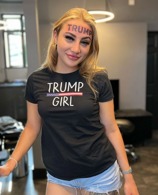 Model lässt sich „TRUMP“ auf die Stirn tätowieren – jetzt bereut sie es!