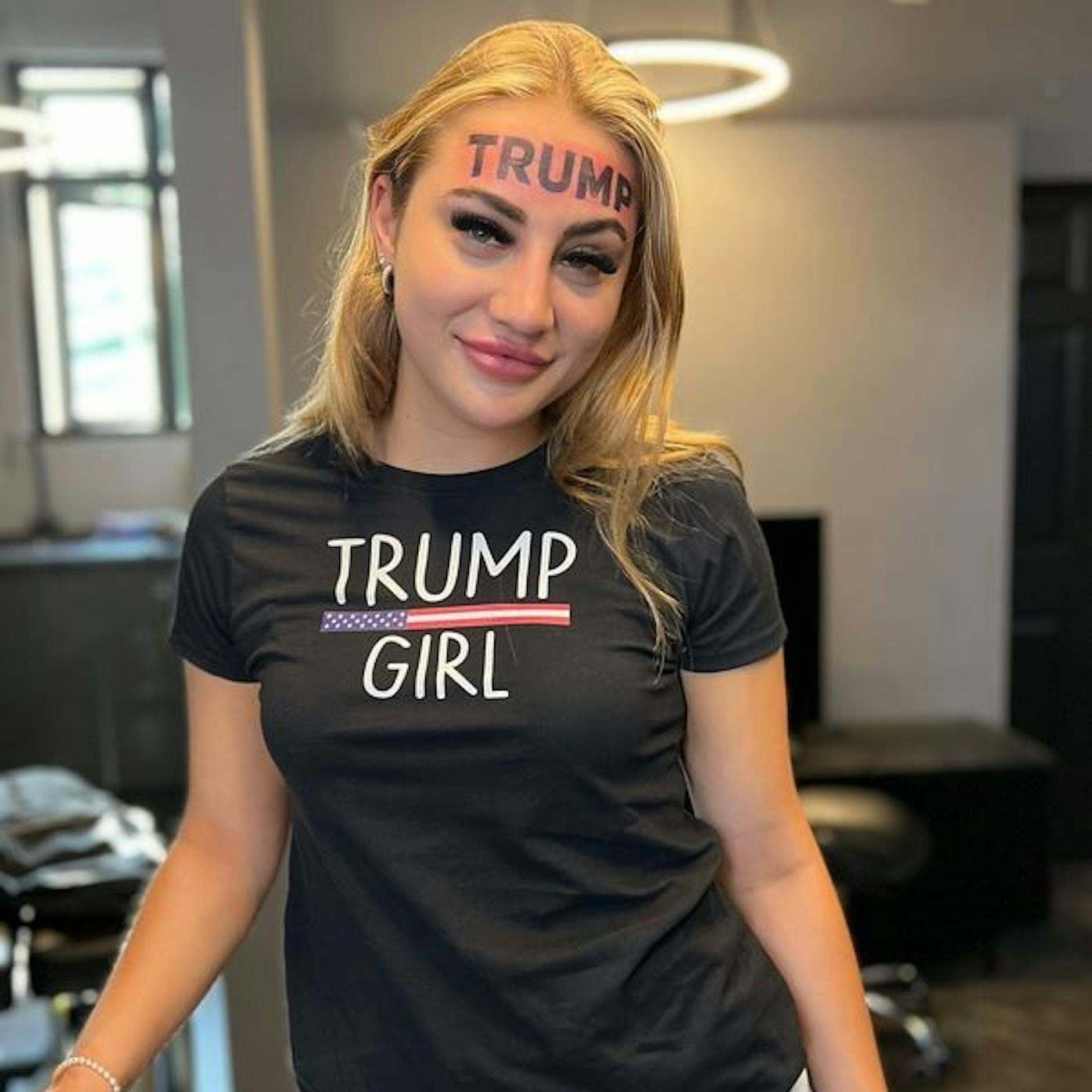 Model lässt sich „TRUMP“ auf die Stirn tätowieren – jetzt bereut sie es!