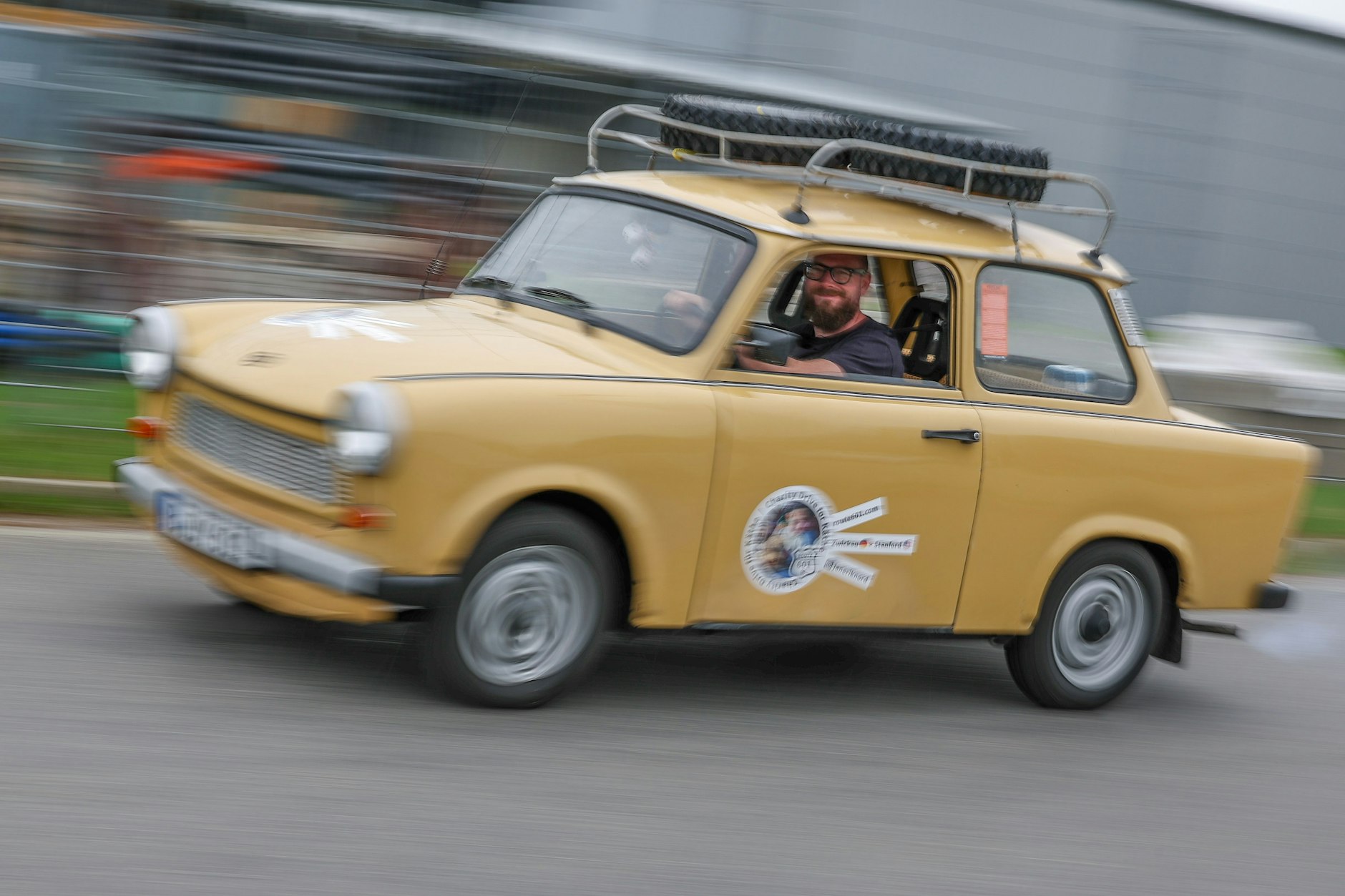 Der Berliner Jan-Erik Nord fährt mit seinem Trabant 601.