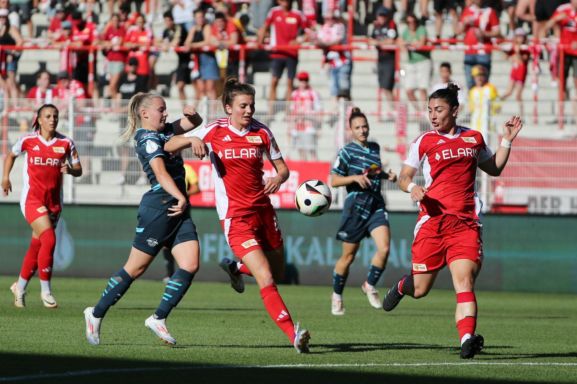 Unions Marie Becker (Mitte) im Zweikampf mit Leipzigs Vanessa Fudalla, Eleni Markou läuft parallel mit.