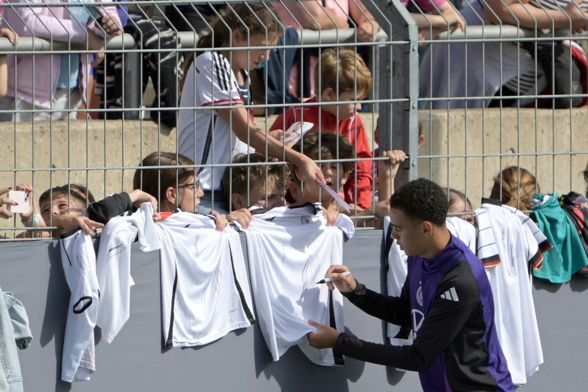 Autogramme von Deutschlands Jamal Musiala waren nach dem öffentlichen Training am Sonntag sehr gefragt.