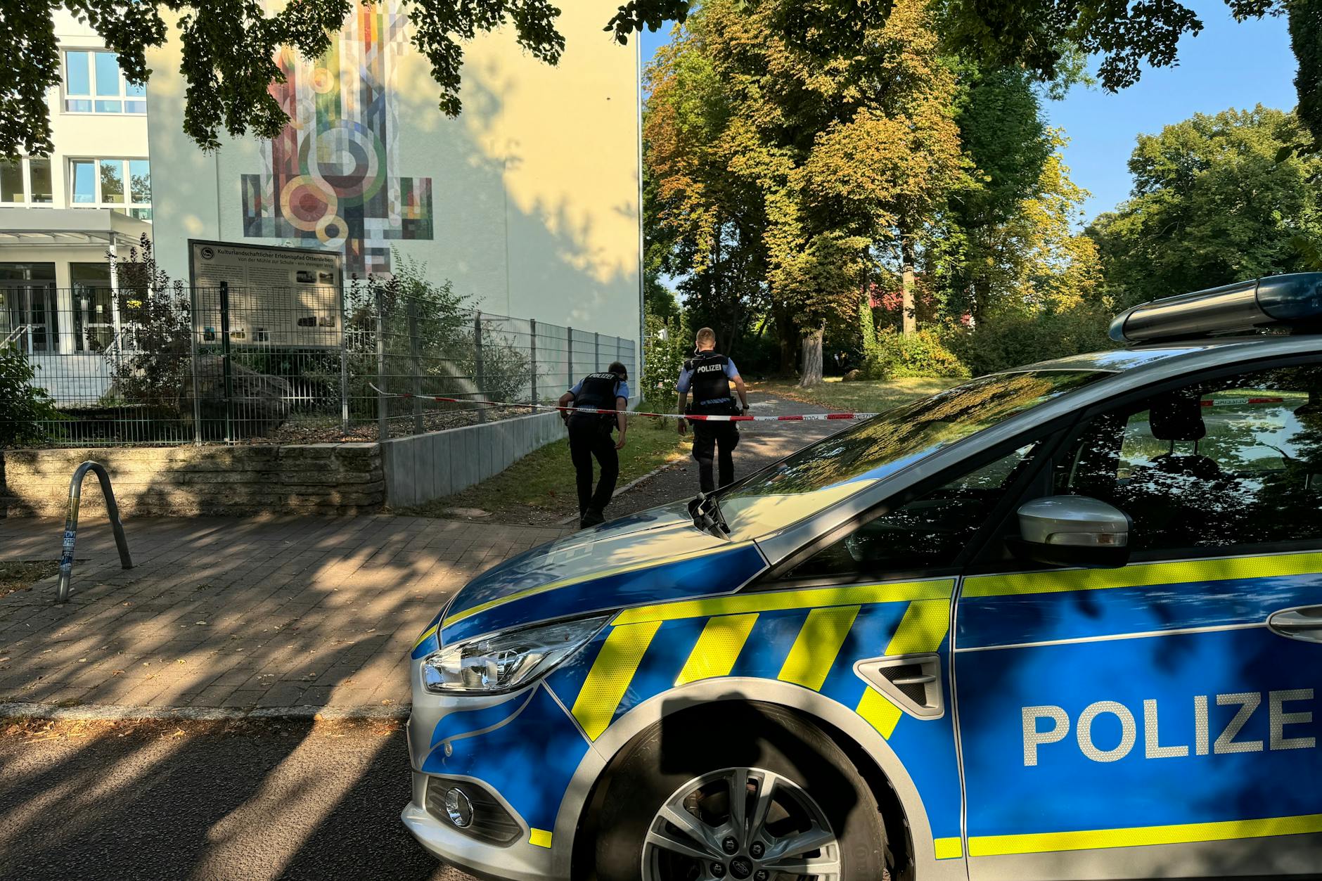 Ein Einsatz der Polizei wegen einer Bombendrohung vor zwei Wochen in Magdeburg: Am Montag gab es Drohungen an mehreren Schulen in Brandenburg.