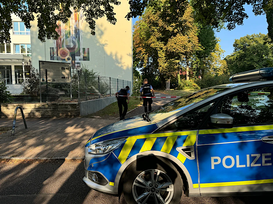 Ein Einsatz der Polizei wegen einer Bombendrohung vor zwei Wochen in Magdeburg: Am Montag gab es Drohungen an mehreren Schulen in Brandenburg.