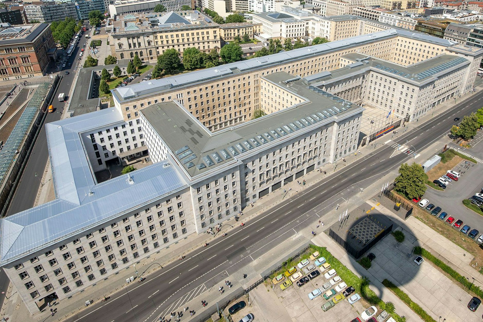 400 Meter lange Flure ziehen sich durch den Koloss. Geht man in Mitte rein, kommt man in Kreuzberg raus. Fast jedenfalls.&nbsp;
