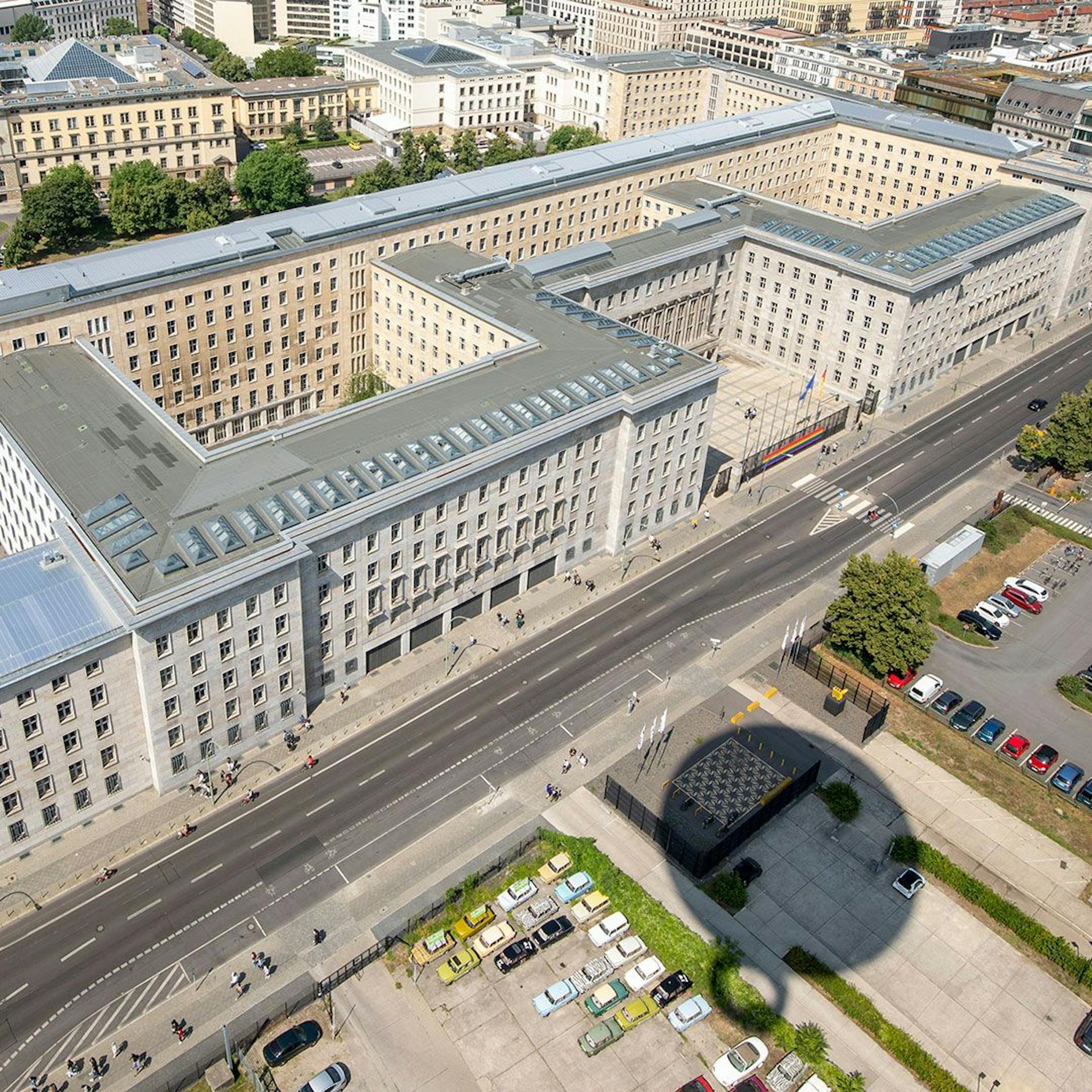 Image - Das Detlev-Rohwedder-Haus in Berlin-Mitte: Die extreme Geschichte des einst größten Bürogebäudes Europas