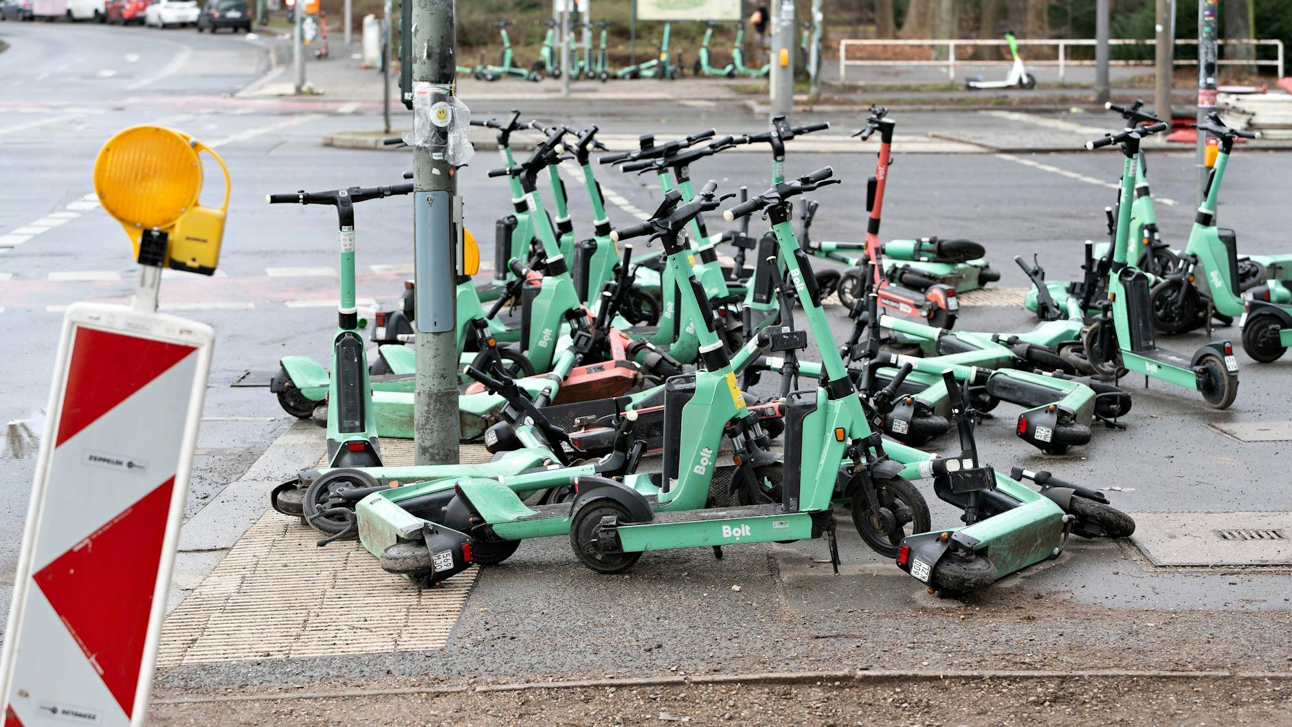 Mit E-Scootern voll gestellter Bürgersteig an der Hofjägerallee in Berlin-Mitte: Das ist vor allem für Fußgänger ein Ärgernis. In der Innenstadt soll es über 18.000 solcher Leihroller geben, noch einmal so viele in den Außenbezirken.