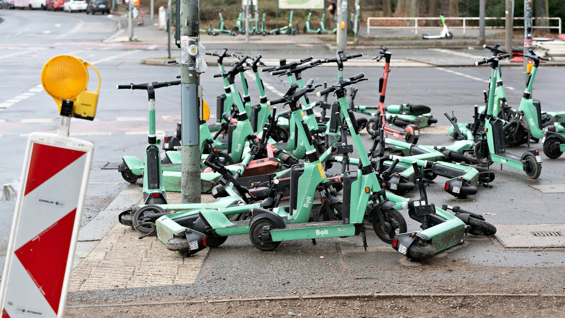 Mit E-Scootern voll gestellter Bürgersteig an der Hofjägerallee in Berlin-Mitte: Das ist vor allem für Fußgänger ein Ärgernis. In der Innenstadt soll es über 18.000 solcher Leihroller geben, noch einmal so viele in den Außenbezirken.