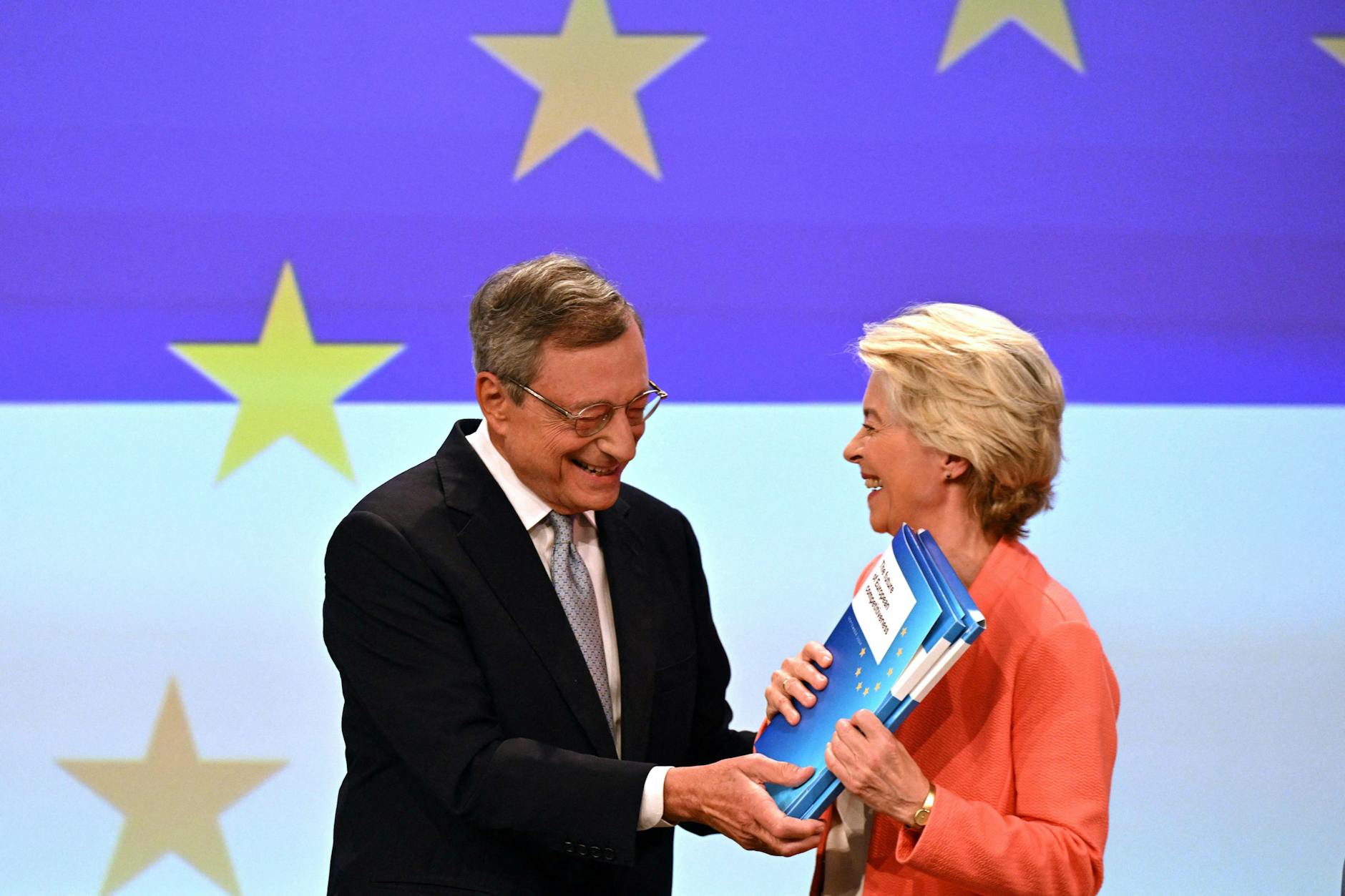 Mario Draghi überreicht Ursula von der Leyen das neue Strategiepapier für die EU. 