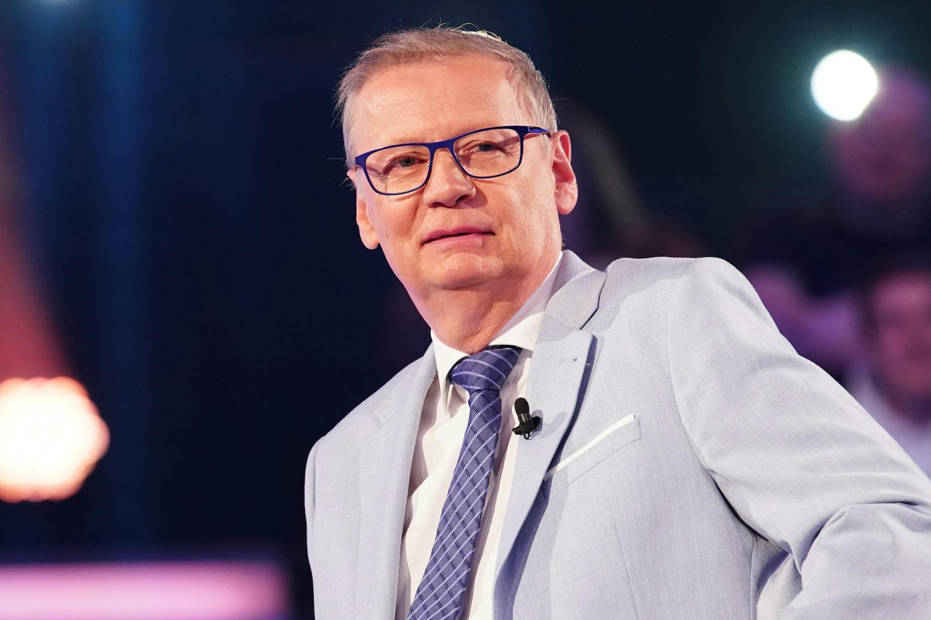 Günther Jauch hat in Wer wird Millionär? schon seit 1999 immer wieder knifflige Fragen für seine Zuschauer - dieses Mal geht es um die Religion ohne Gott.