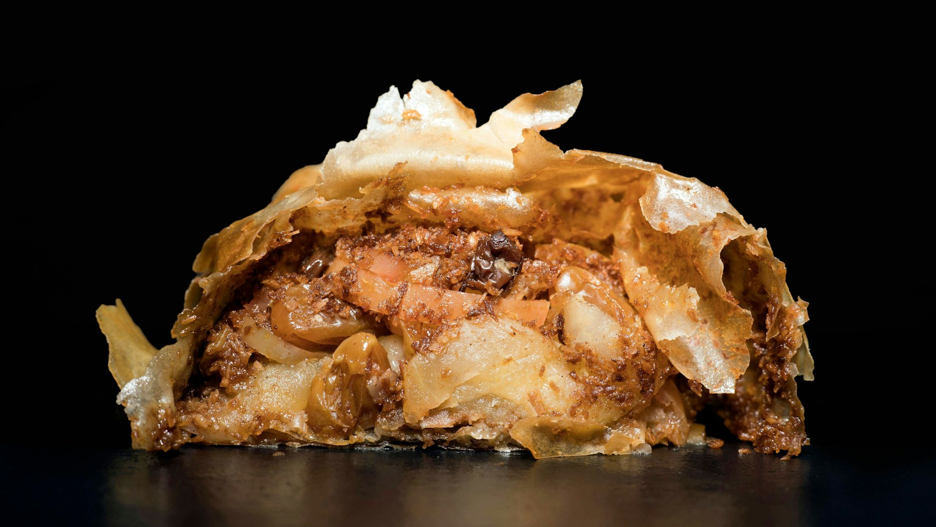 Der Teig für einen perfekten Strudel muss so dünn ausgerollt werden, dass man dadurch die Zeitung lesen kann - das wissen die Zuschauer von „Wer wird Millionär?“ spätestens jetzt.