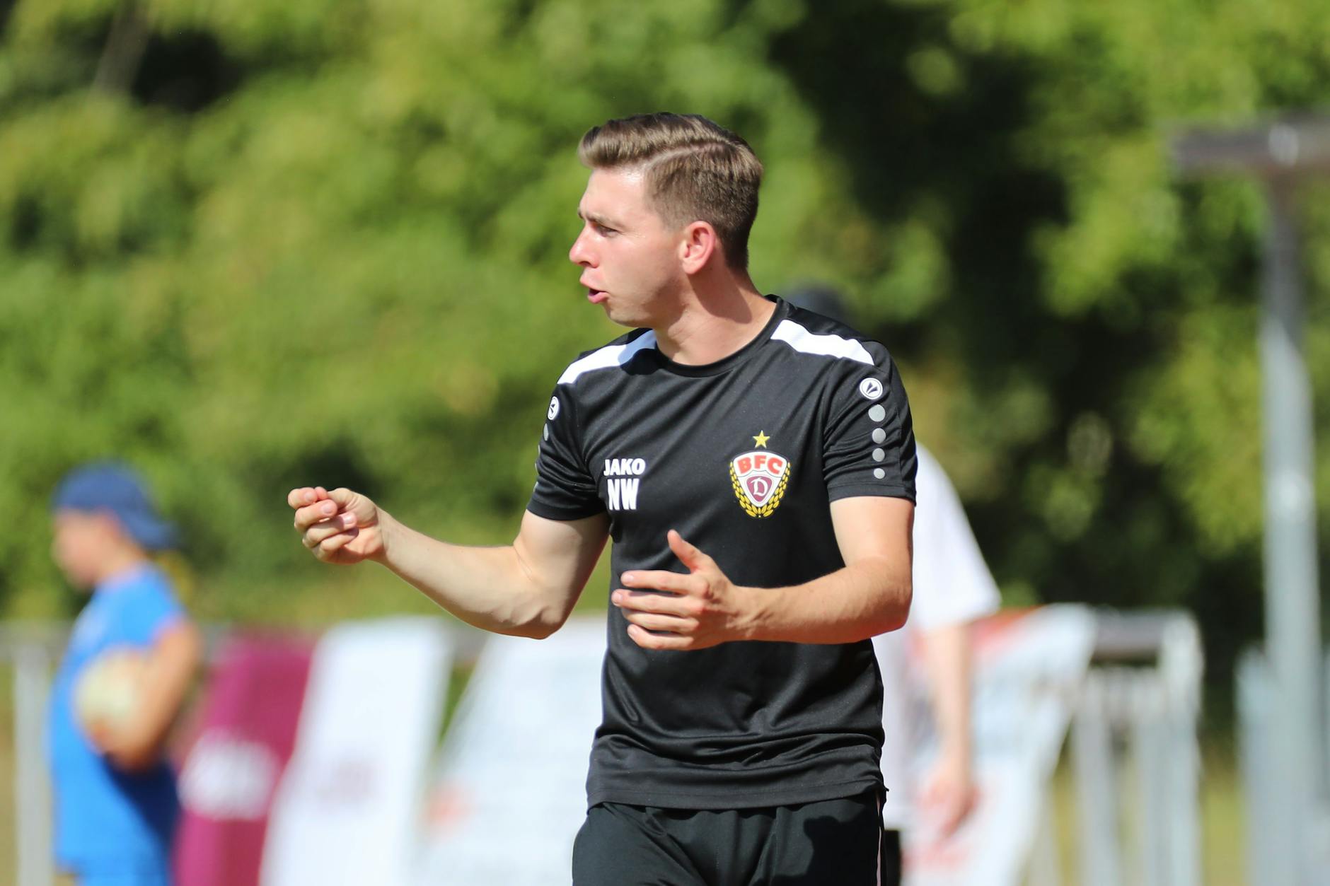 Nils Weiler feuert seine Spieler von der Seitenlinie an.