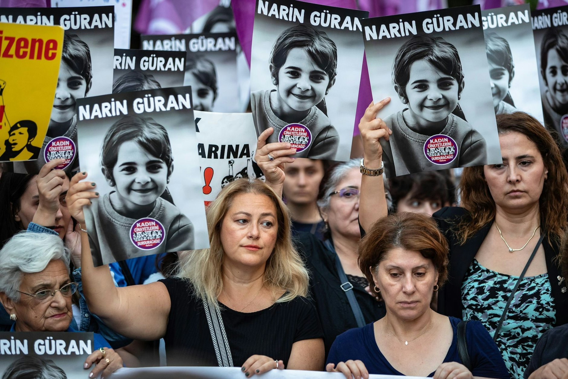 Demonstranten halten Porträts von Narin Güran hoch. Das achtjährige Mädchen wurde mutmaßlich ermordet.