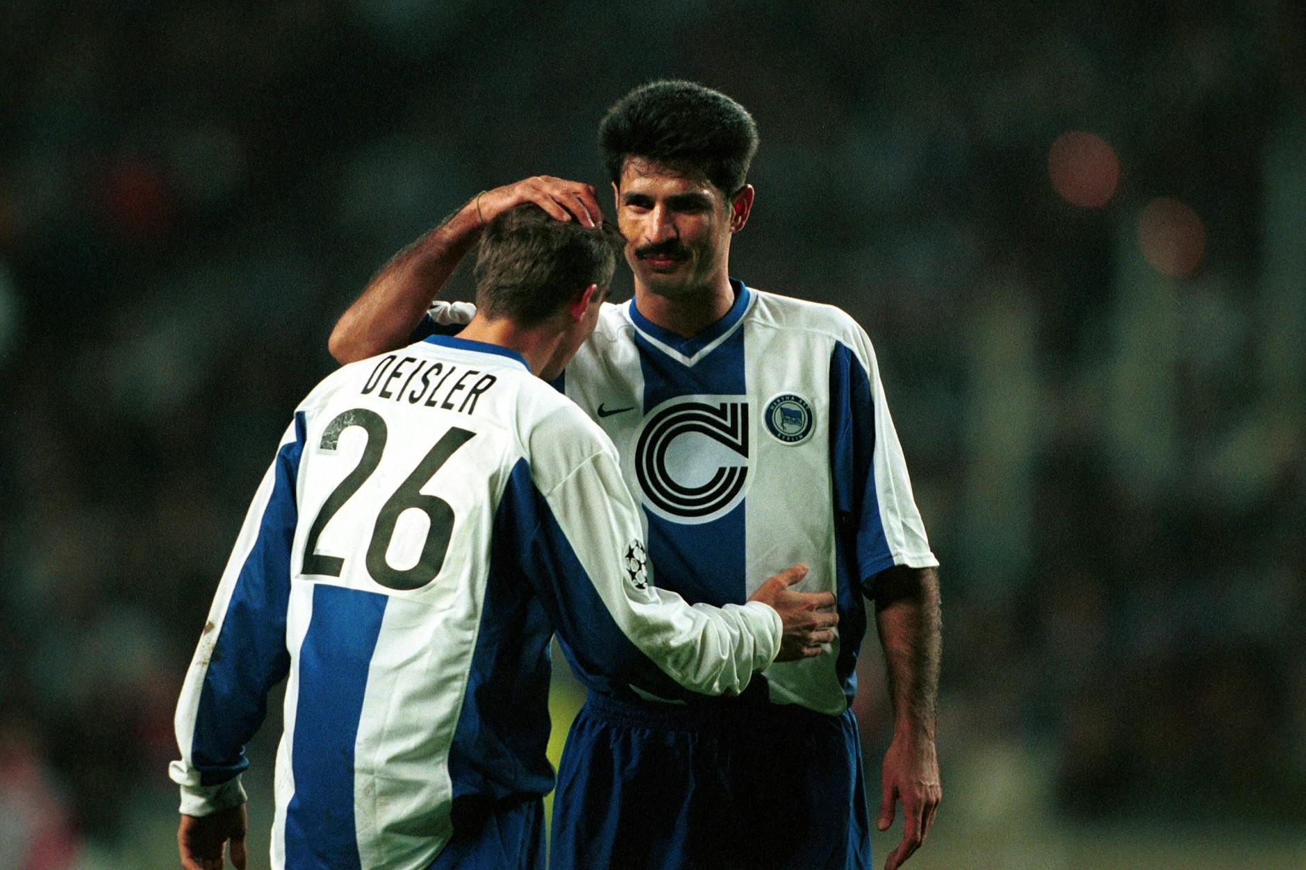 Ali Daei tröstet Sebastian Deisler: In der Saison 1999/2000 stieg Nike bei Hertha BSC als Ausrüster ein und beendet nun nach 25 Jahren die Zusammenarbeit. 