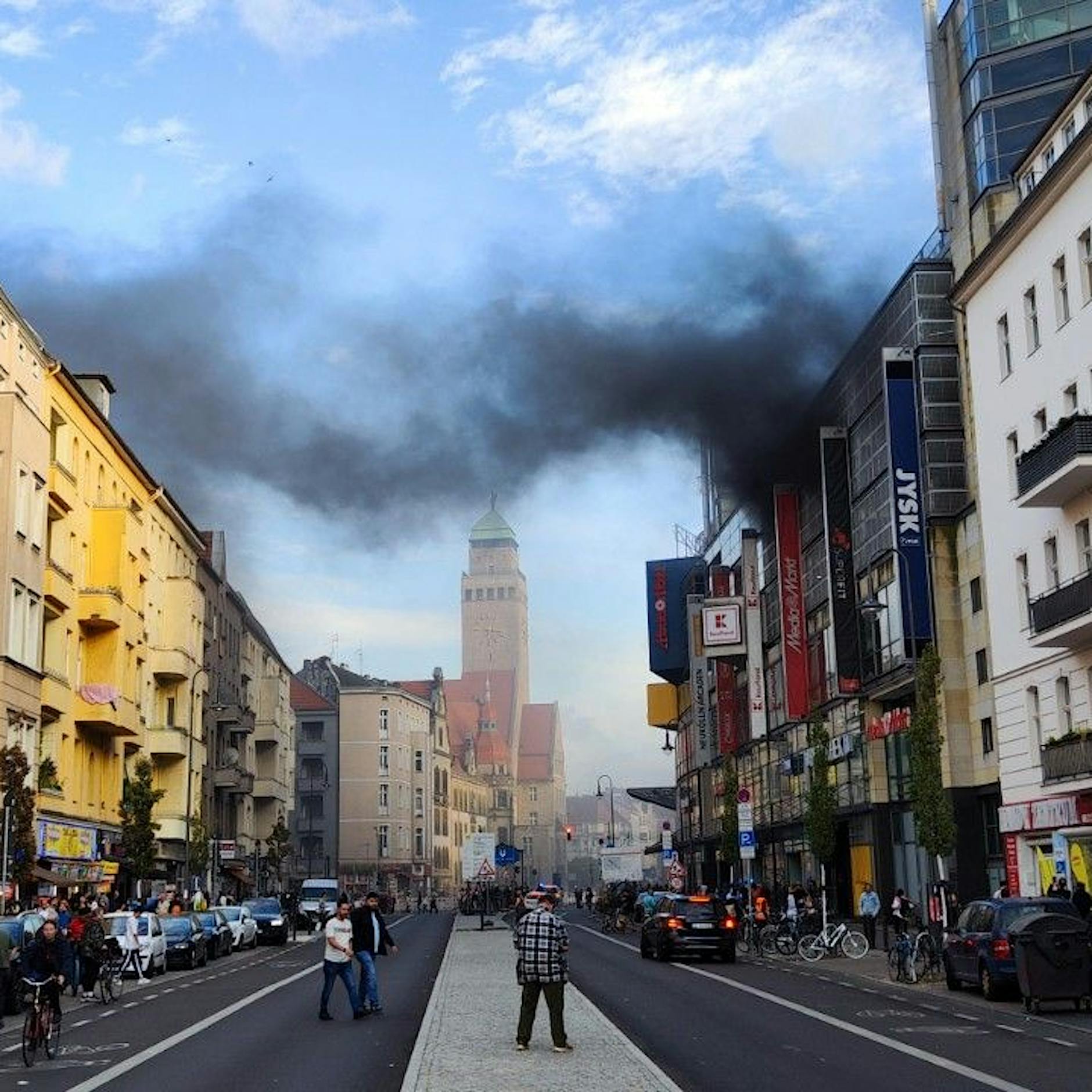 Rauchwolke über Berlin: Feuer in den Neuköllner Arcaden – Warnapp schrillt