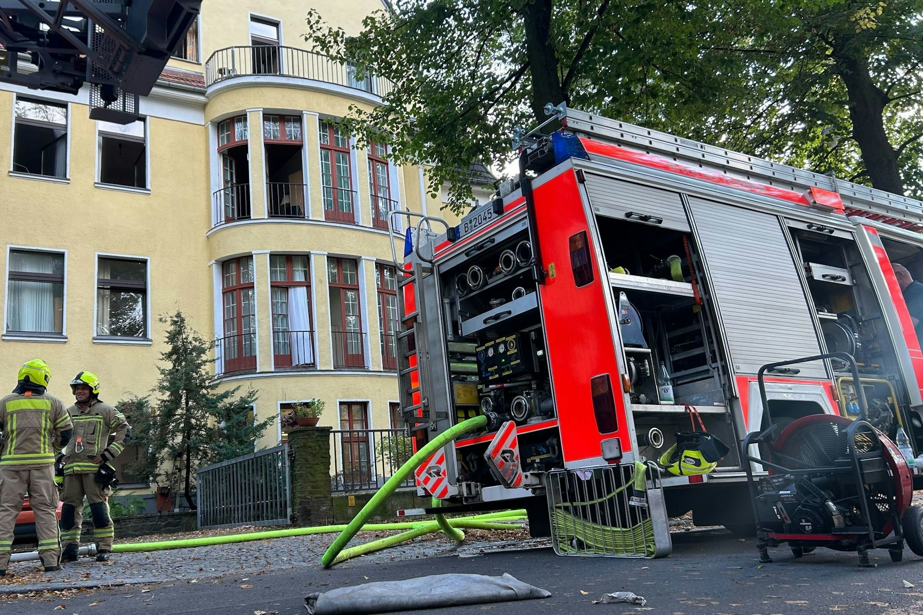Einsatzkräfte der Feuerwehr sind auf einer Straße vor einem Seniorenheim im Einsatz.&nbsp;