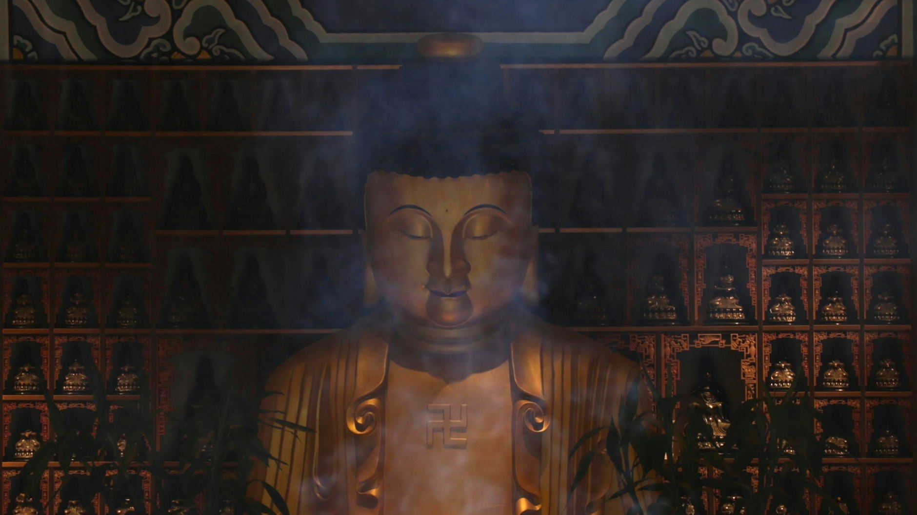 Im Buddhismus gibt es zwar Buddha, doch dieser wird meist nicht wie ein Gott verehrt. Deshalb gilt der Buddhismus auls Religion ohne Gott.