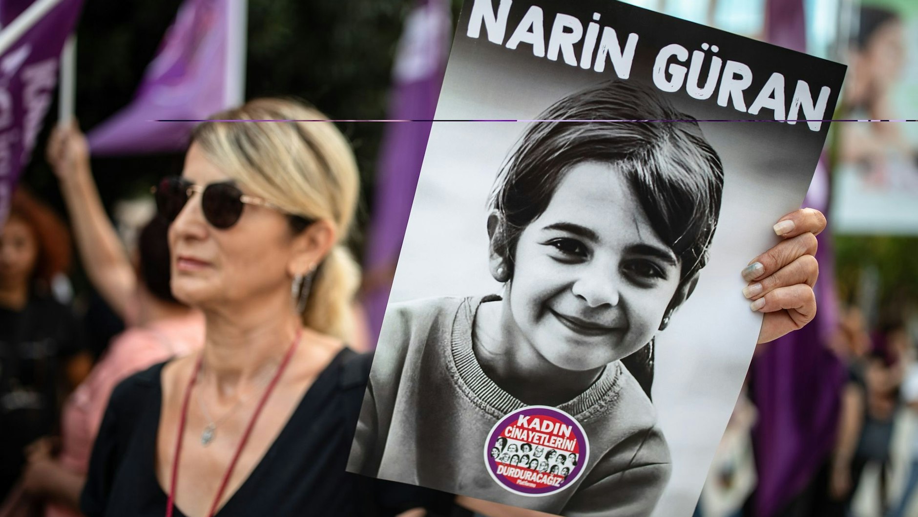 Eine Demonstrantin zeigt ein Plakat mit einem Foto von Narin Güran. An verschiedenen Orten in der Türkei forderten Menschen die Aufklärung des gewaltsamen Todes des achtjährigen Mädchens.
