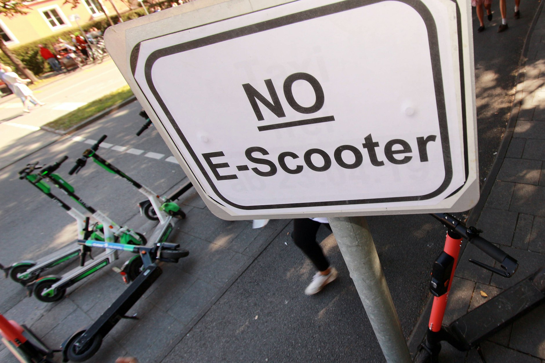 E-Scooter aus den Städten verbannen wie in Madrid und Paris: In Berlin ist das trotz vieler Probleme kein Thema.&nbsp;
