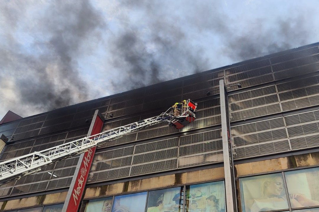 Die Feuerwehr nutzt eine Drehleiter.