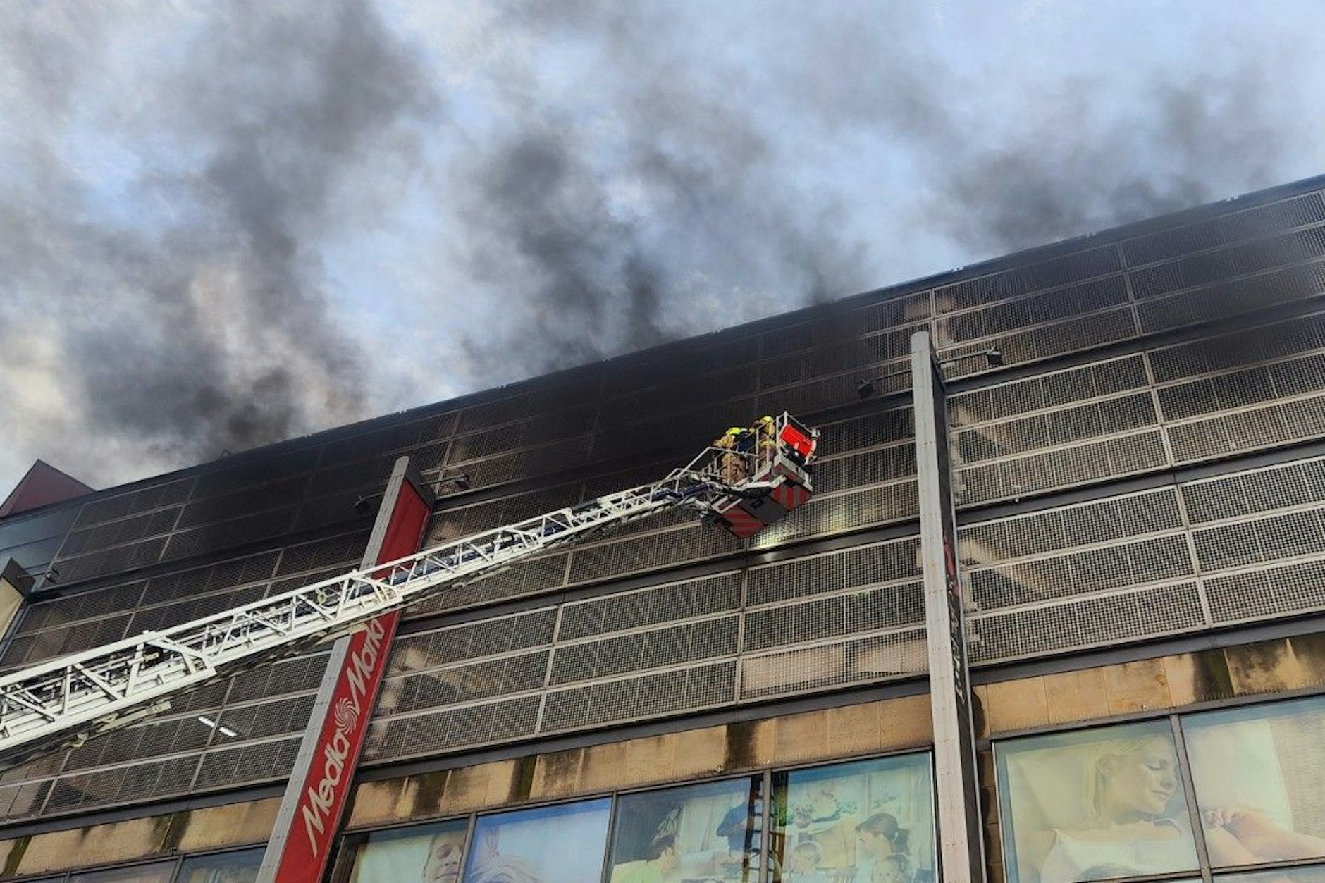 Die Feuerwehr nutzt eine Drehleiter. 