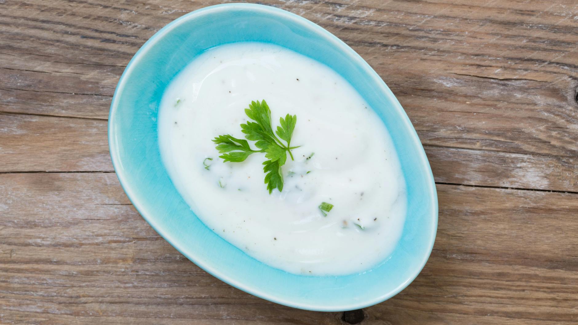 Das Rezept für Zaziki ist simpel und passt zu vielen Speisen.