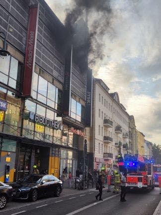 Einsatz der Berliner Feuerwehr in Neukölln. In den Arcarden brennt es.